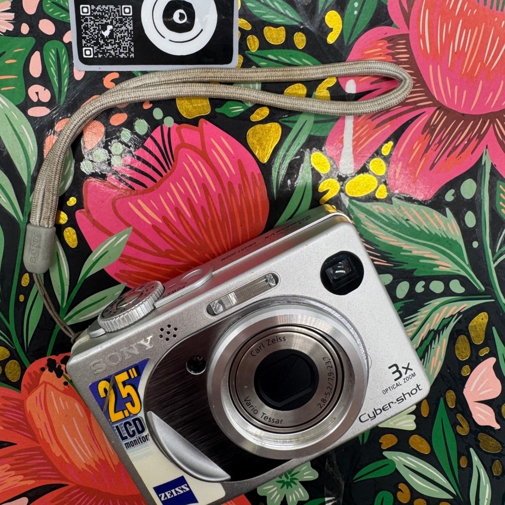 Sony Cyber-shot DSC-W1 Digital Camera Silver Carl Zeiss 3x Zoom 512MB Bundle